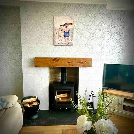 Coastal Walks, Log Burner & Hot Tub Villa Llangadwaladr  Exterior photo