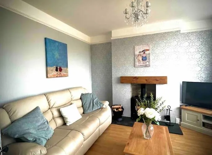 Coastal Walks, Log Burner & Hot Tub