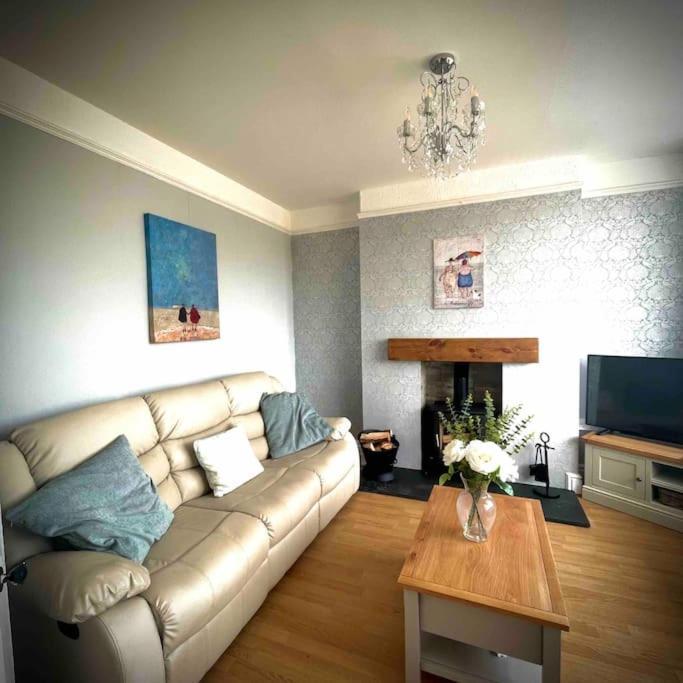 Coastal Walks, Log Burner & Hot Tub * Llangadwaladr (Anglesey)