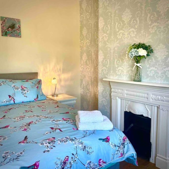 Coastal Walks, Log Burner & Hot Tub Holiday home Llangadwaladr (Anglesey)