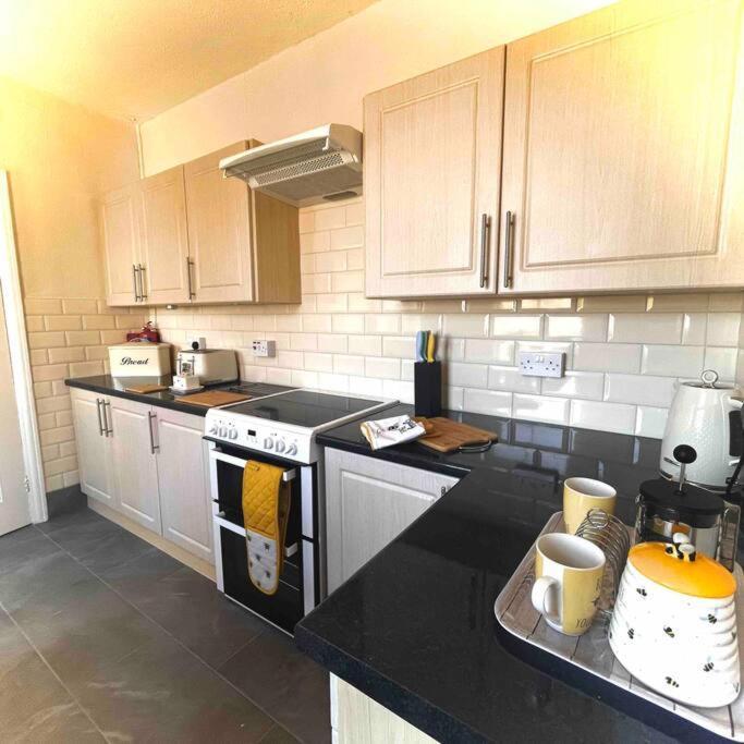 Coastal Walks, Log Burner & Hot Tub Holiday home Llangadwaladr (Anglesey)