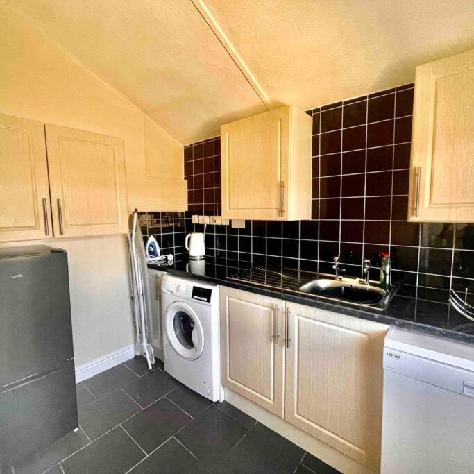 Holiday home Coastal Walks, Log Burner & Hot Tub Llangadwaladr (Anglesey)