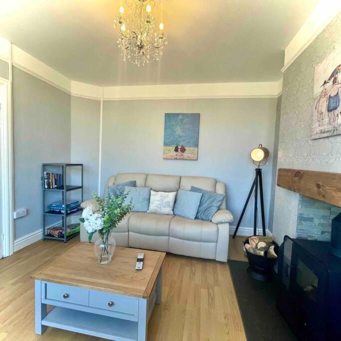 Holiday home Coastal Walks, Log Burner & Hot Tub *