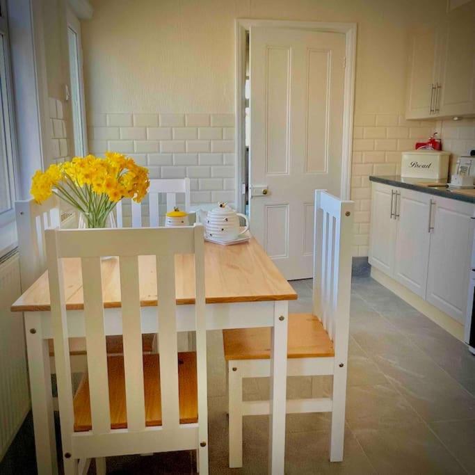 Coastal Walks, Log Burner & Hot Tub