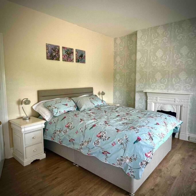 Coastal Walks, Log Burner & Hot Tub Holiday home *